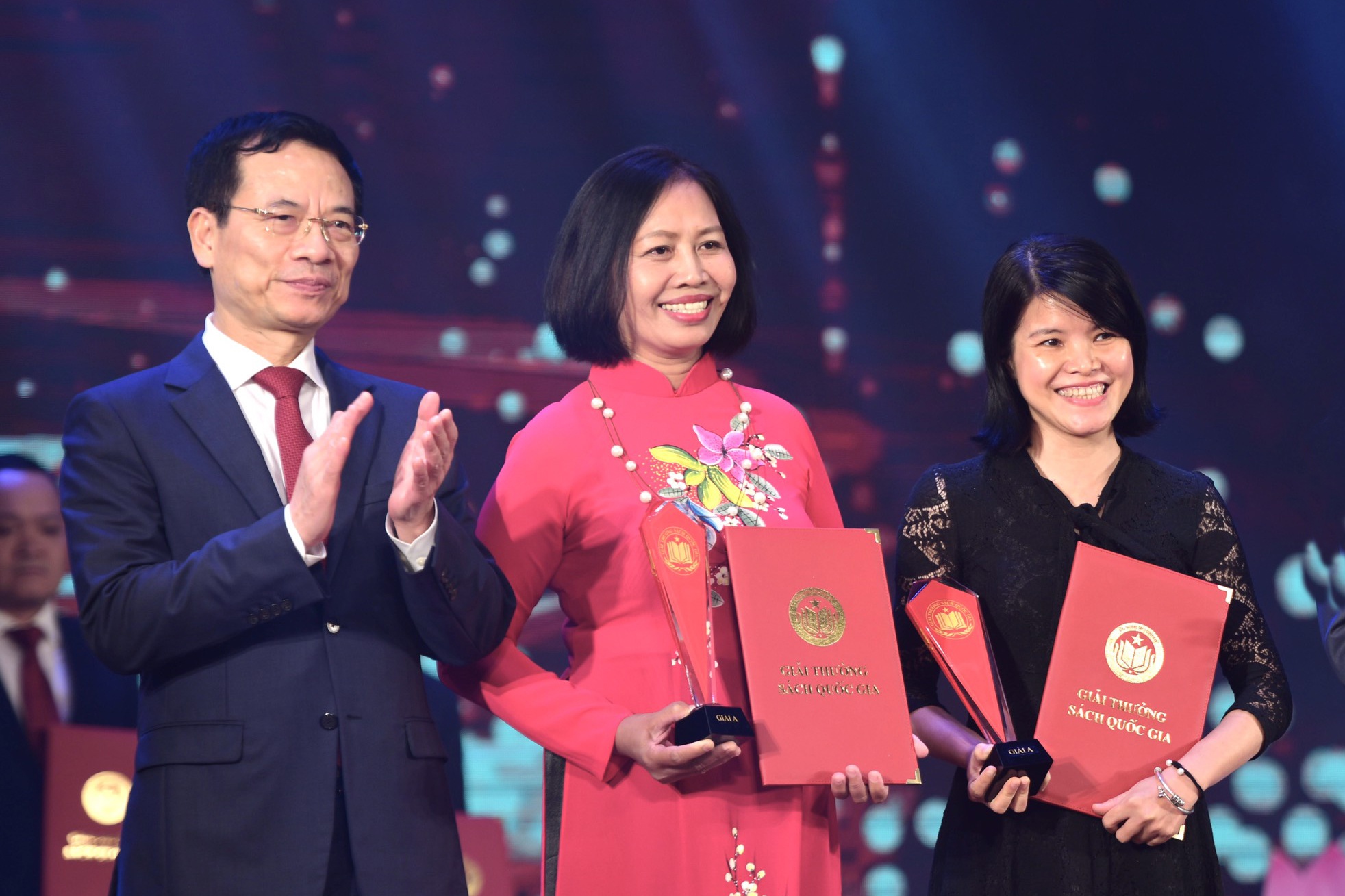 Nhieu tac gia bat ngo khi duoc ton vinh hinh anh