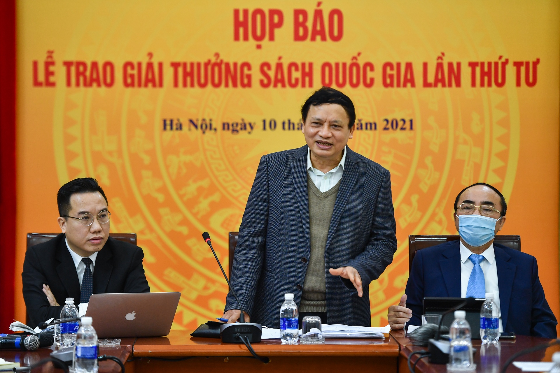 Hop bao Giai thuong Sach quoc gia anh 1