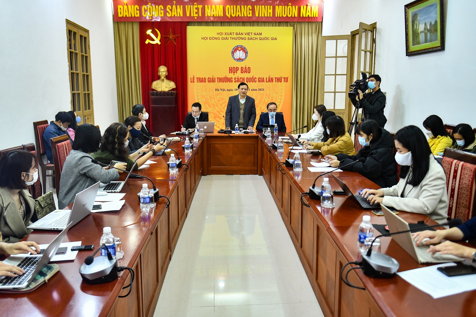 Hop bao Giai thuong Sach quoc gia anh 2