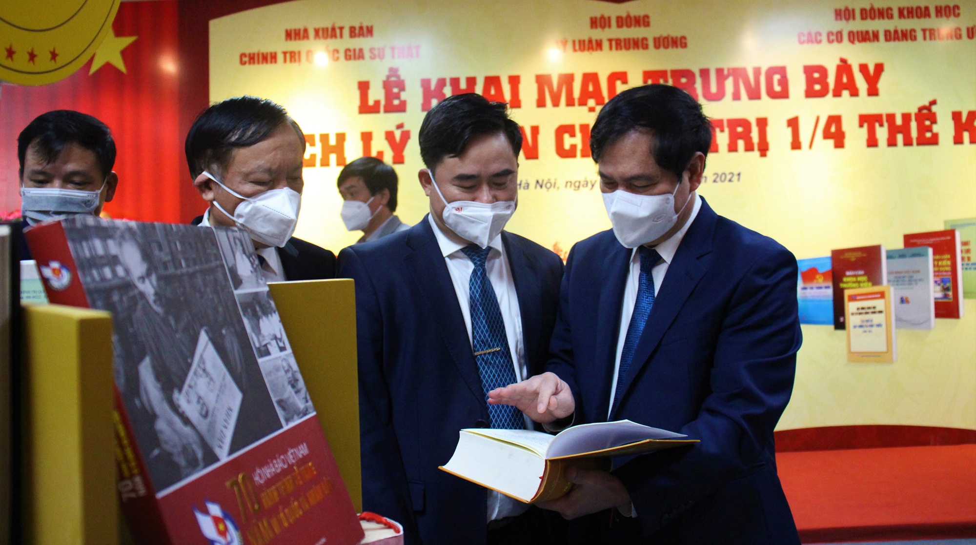 Sach ly luan chinh tri anh 1