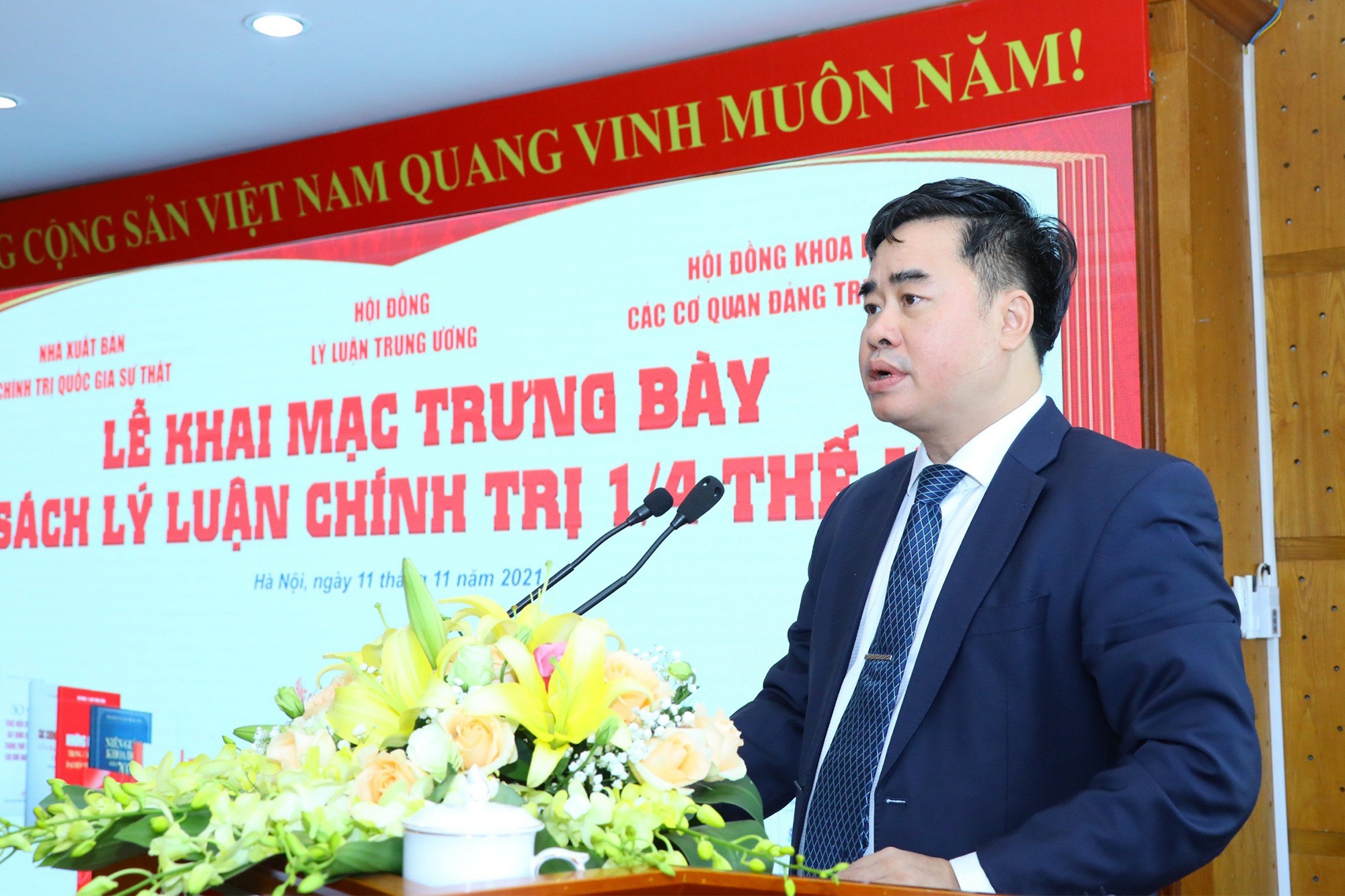 Trung bay sach ly luan chinh tri hinh anh