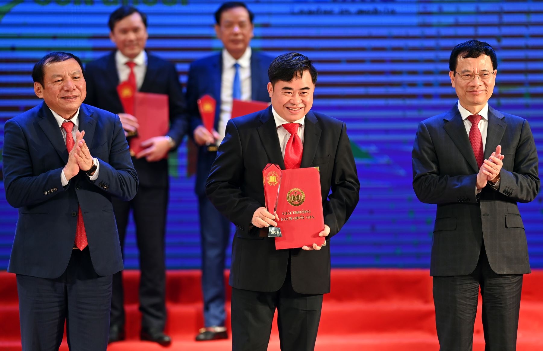 Dau an cua Giai thuong Sach quoc gia anh 2