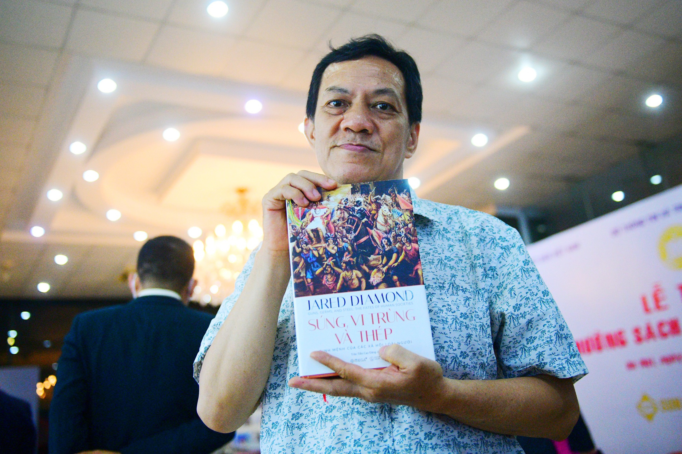 Dich gia choang ngop khi chuyen ngu 'Sung, vi trung va thep' hinh anh