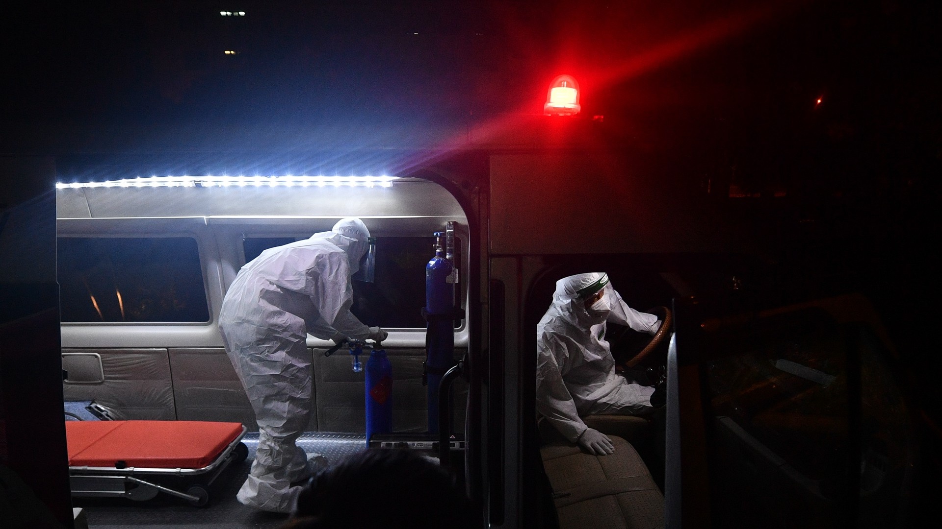 Bac si dieu tri benh nhan Covid-19 anh 1