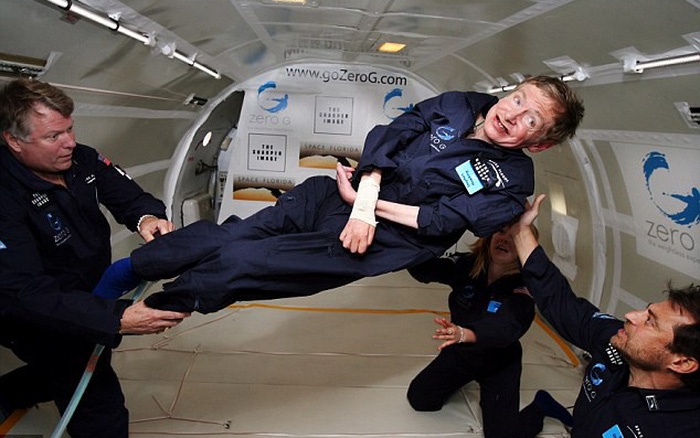 Stephen Hawking da vuot qua benh tat nhu the nao? hinh anh
