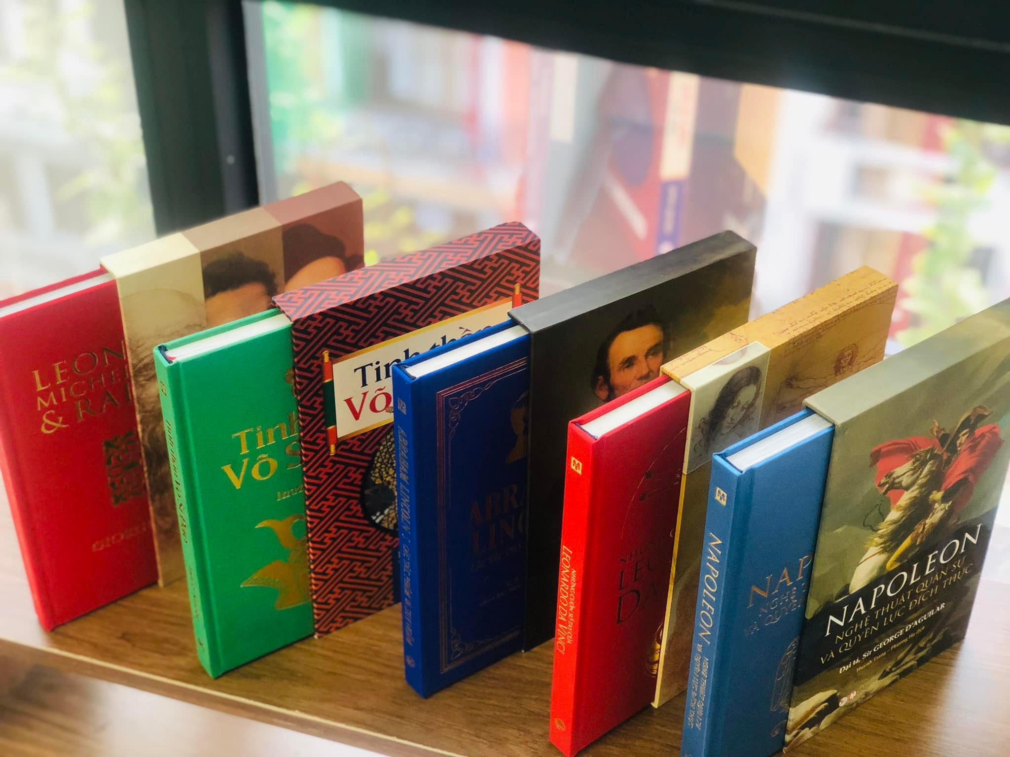 Cac nha xuat ban tang toc ra sach dip cuoi nam hinh anh