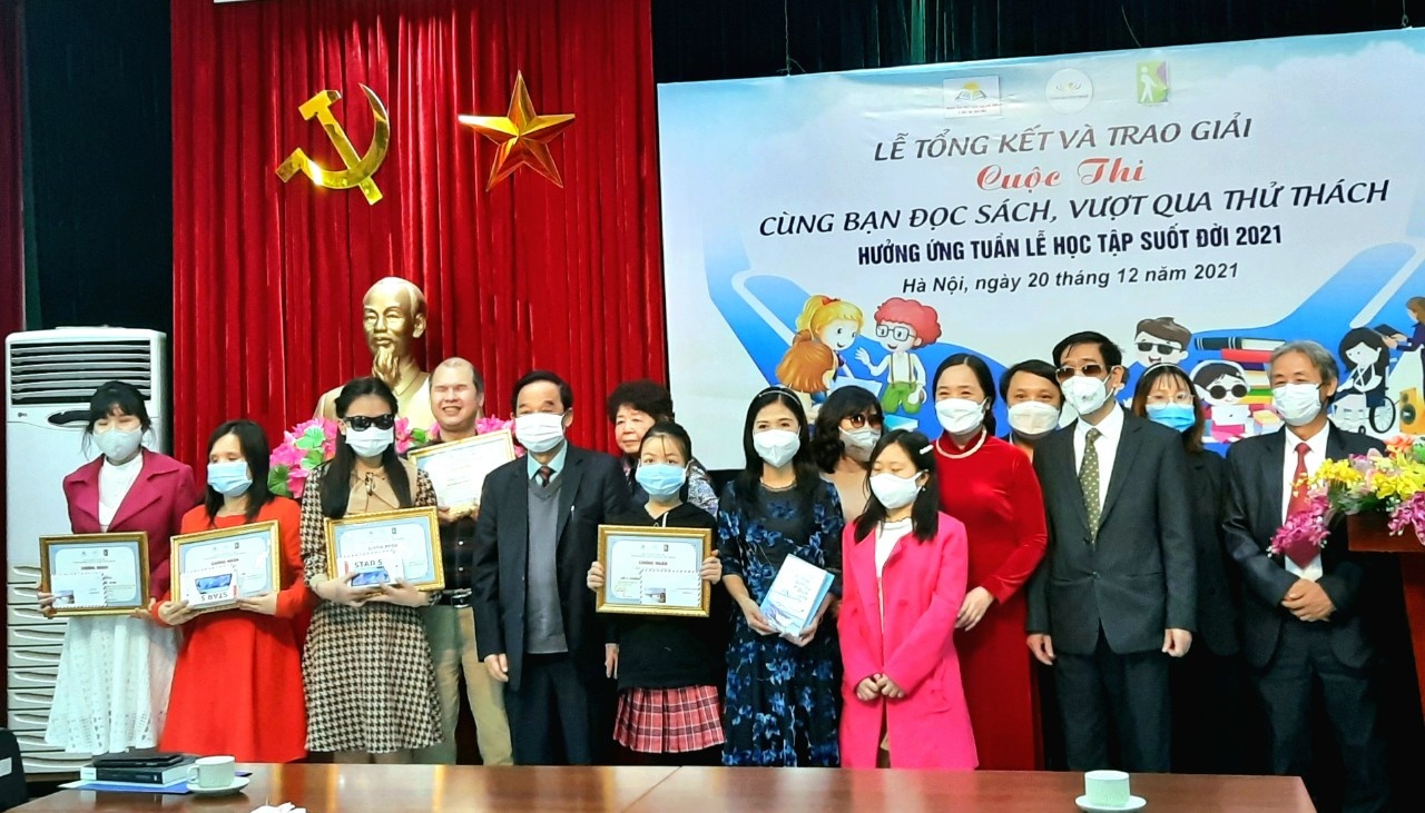 Cung ban doc sach,  vuot qua thu thach anh 2