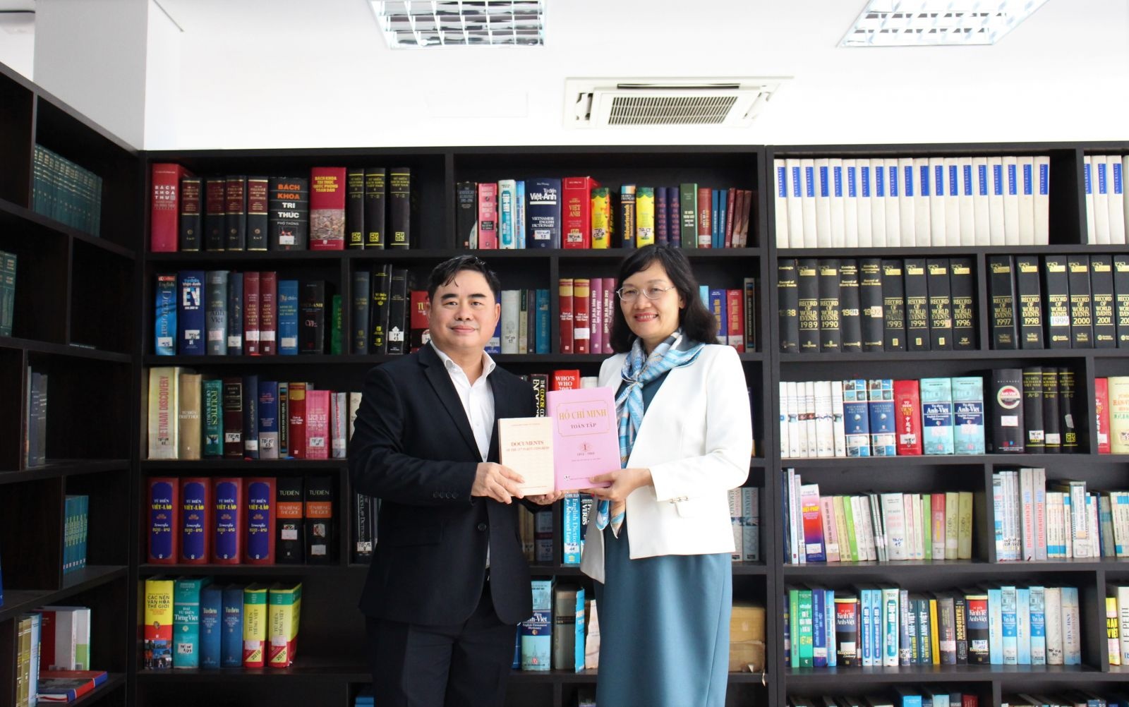 Sach ve tu tuong Ho Chi Minh anh 1