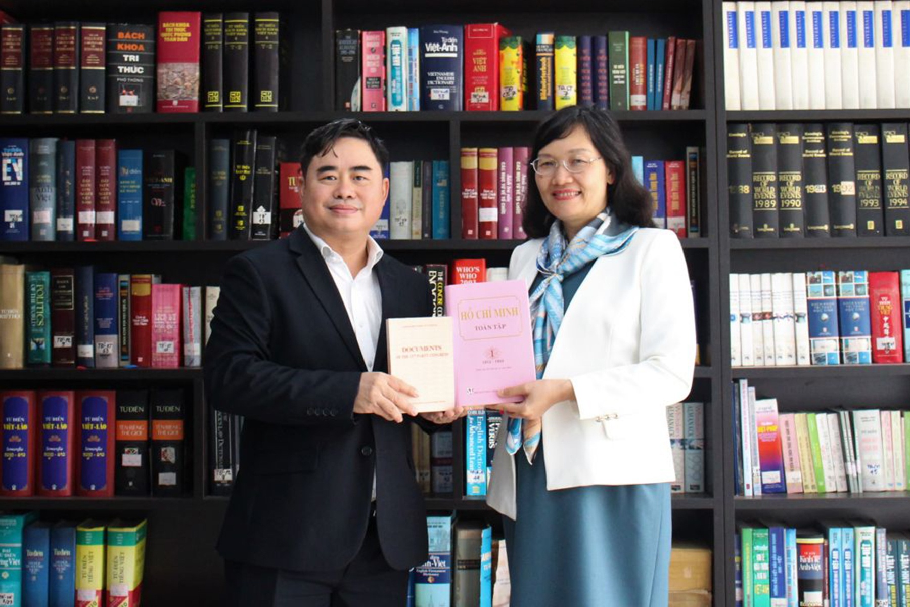 Phoi hop tuyen truyen va quang ba sach ve Chu tich Ho Chi Minh hinh anh