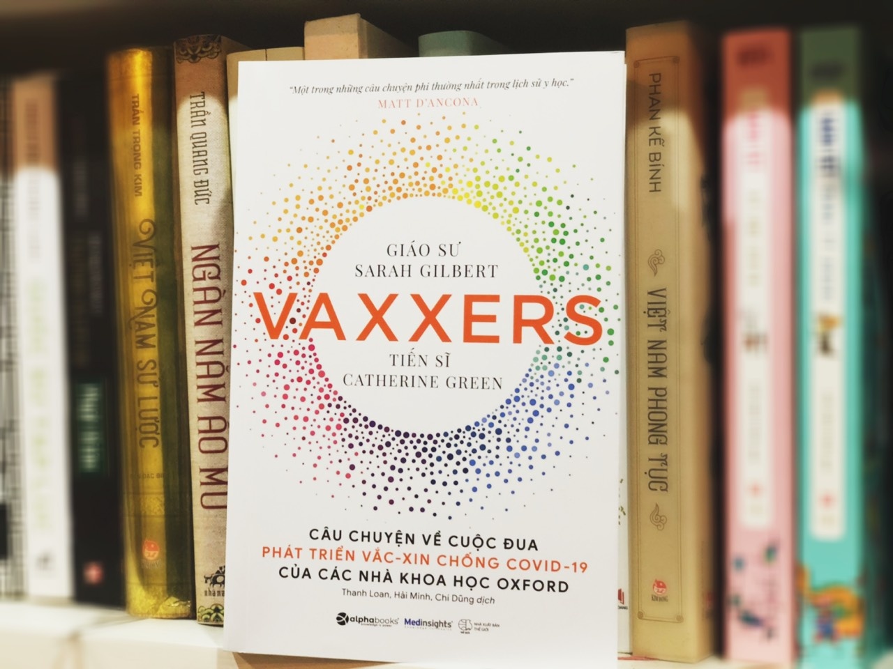 Tang sach ve phat trien vaccine chong Covid-19 hinh anh