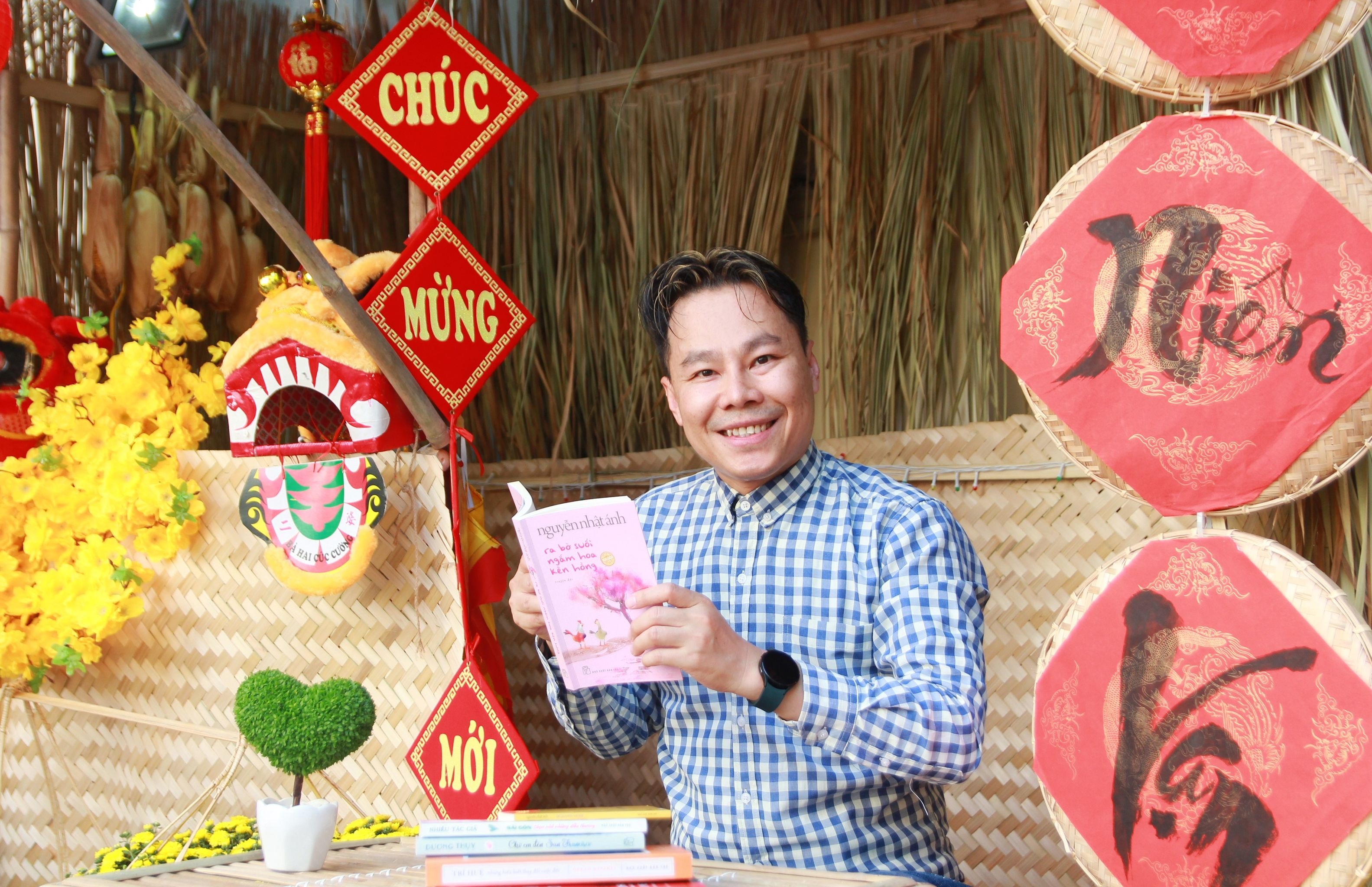 Doc gia chon sach cho dip Tet hinh anh