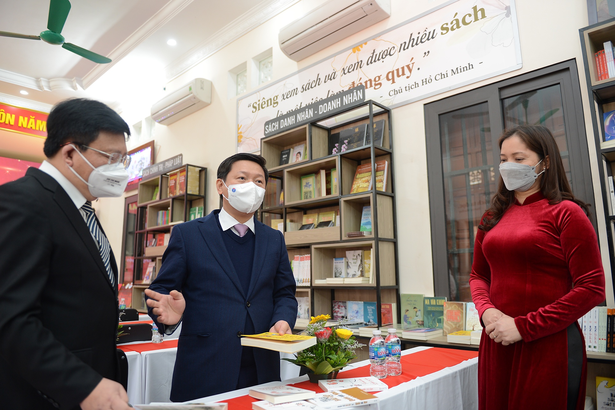 Dua sach den gan hon voi nguoi dan o nong thon hinh anh