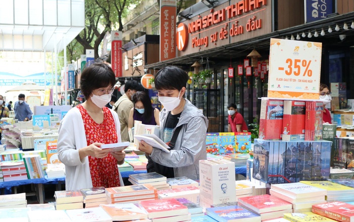 hoi sach dan tro lai anh 2