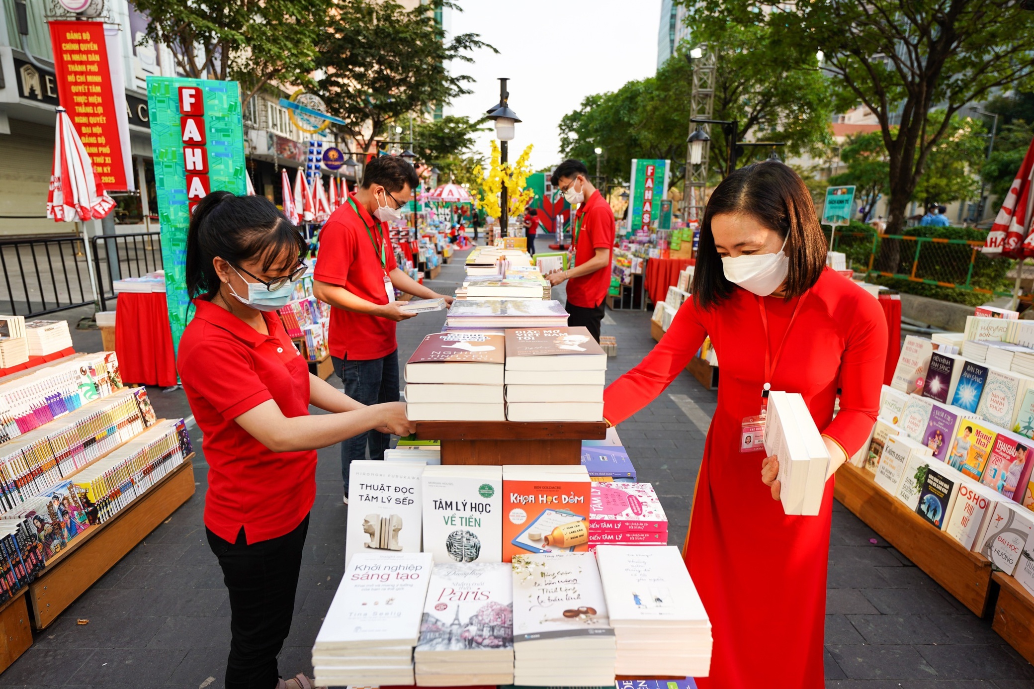 Nhieu hoat dong huong ung Ngay Sach va Van hoa doc hinh anh