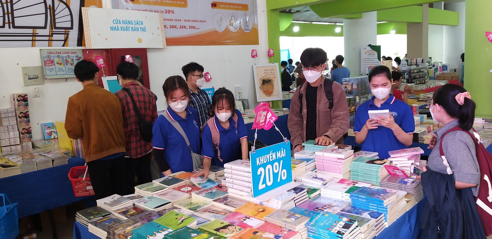 Hoi sach xuyen Viet tai Hue anh 2