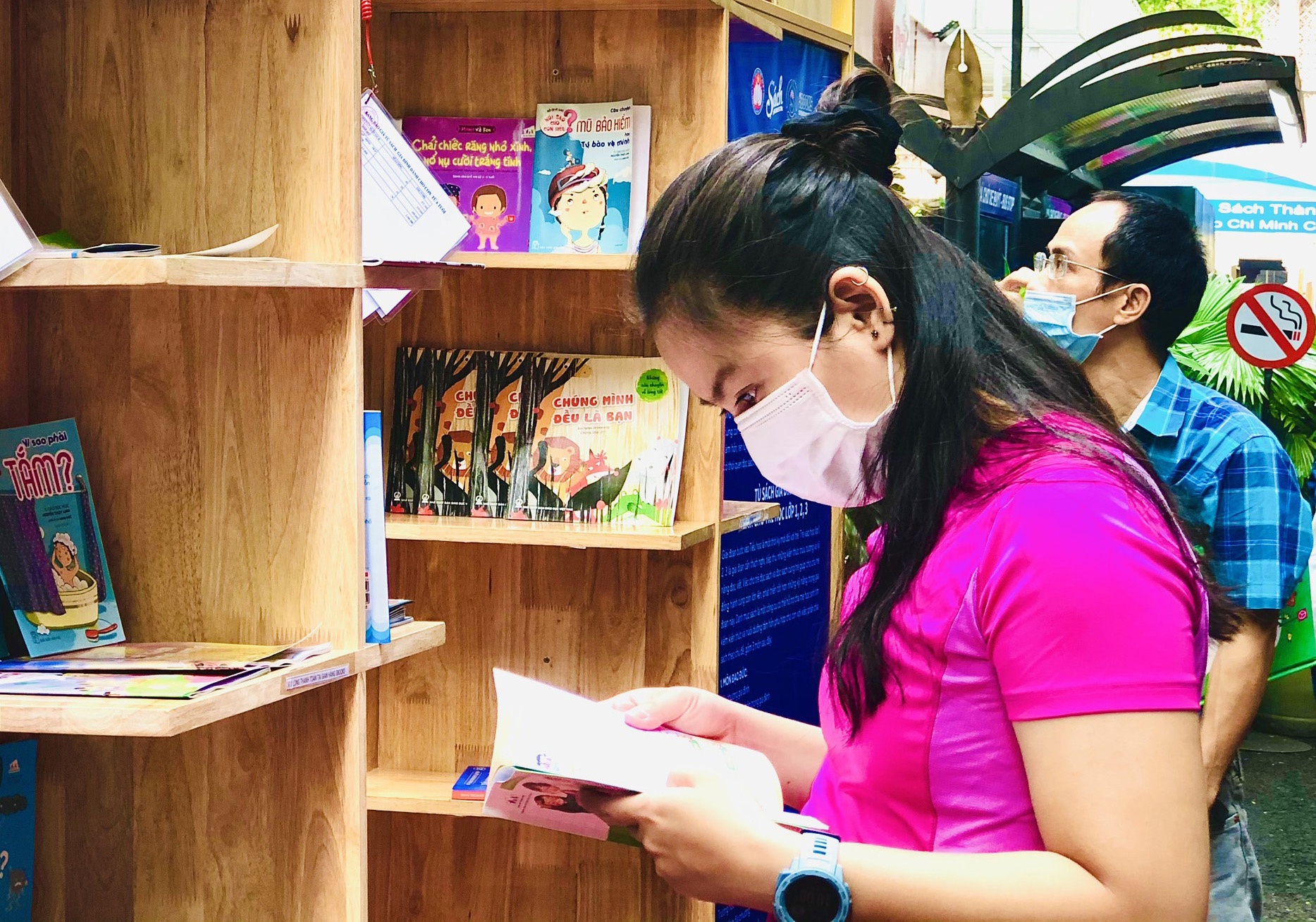 Duong sach TP.HCM dong khach dip nghi le hinh anh