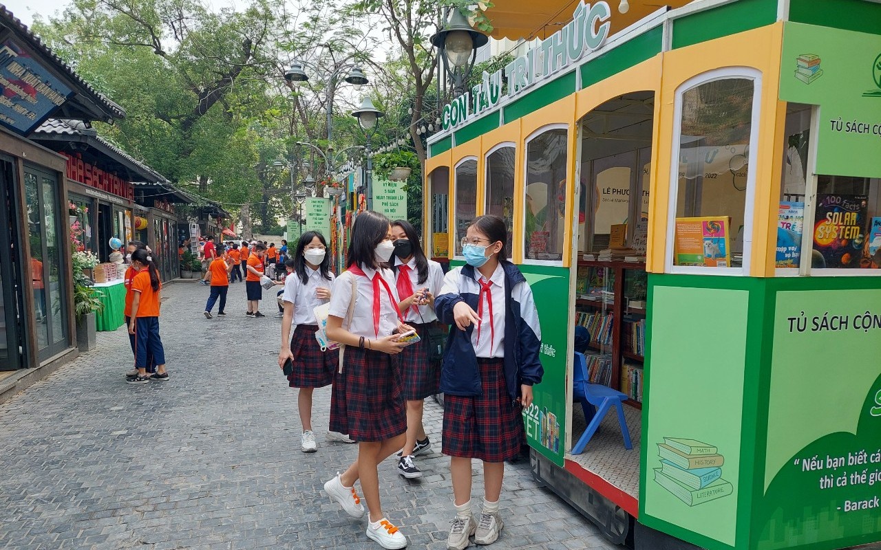 Pho sach Ha Noi anh 2