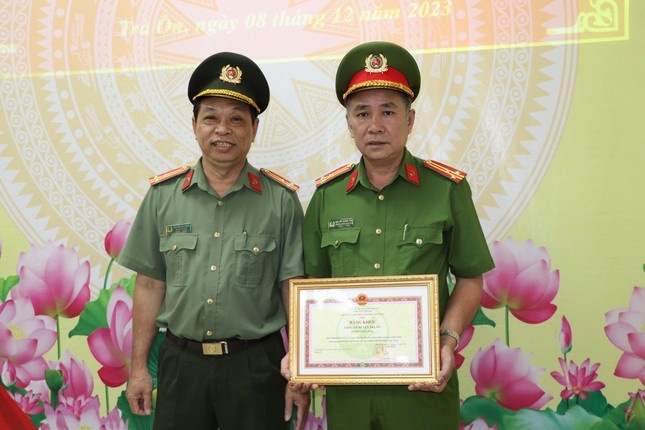 Dai uy mat doi chan anh 1