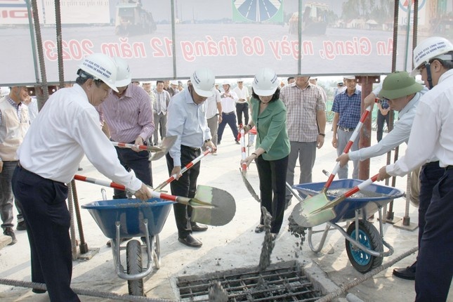 Hop long cau Chau Doc anh 1