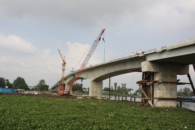 Hop long cau Chau Doc bac qua song Hau hinh anh