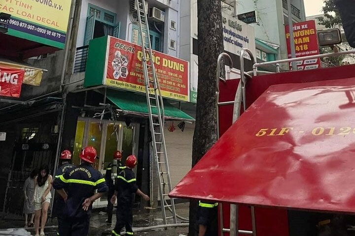 Giai cuu 6 nguoi trong dam chay nha o TP.HCM hinh anh