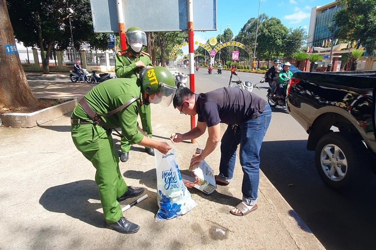Canh sat truy duoi bat 2 doi tuong trom mot thung bia hinh anh