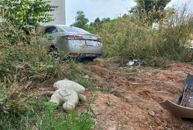 Oto hat vang 2 xe may len via he, 3 nguoi bi thuong hinh anh