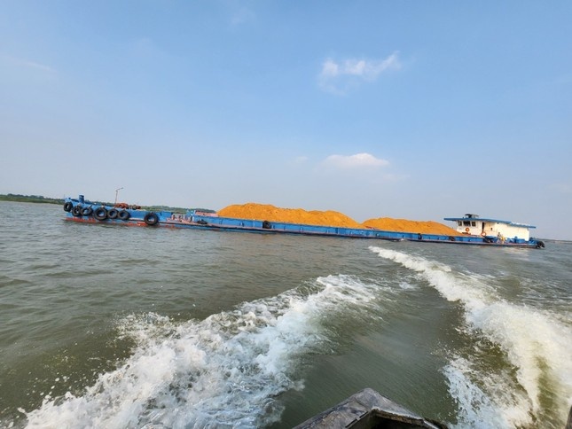 Chu tich Ha Noi yeu cau kiem tra, xu ly 'cat tac' tren song Hong hinh anh