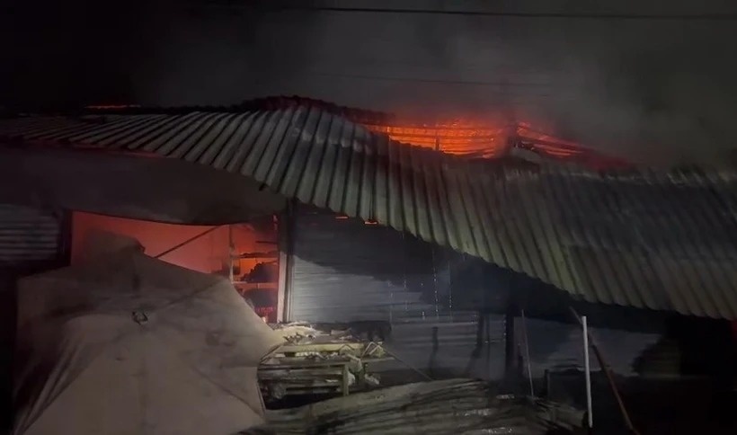 Binh Phuoc: Cho Thong Nhat chay trong dem, nhieu tai san bi thieu rui hinh anh