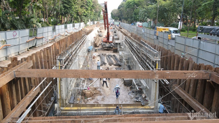 ket xe quanh san bay anh 2