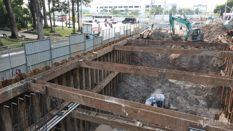 ket xe quanh san bay anh 4