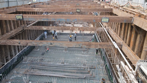 ket xe quanh san bay anh 8