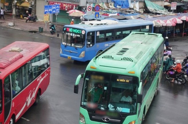 Ly do 13 don vi van tai hanh khach o TP.HCM bi dinh chi tuyen hinh anh