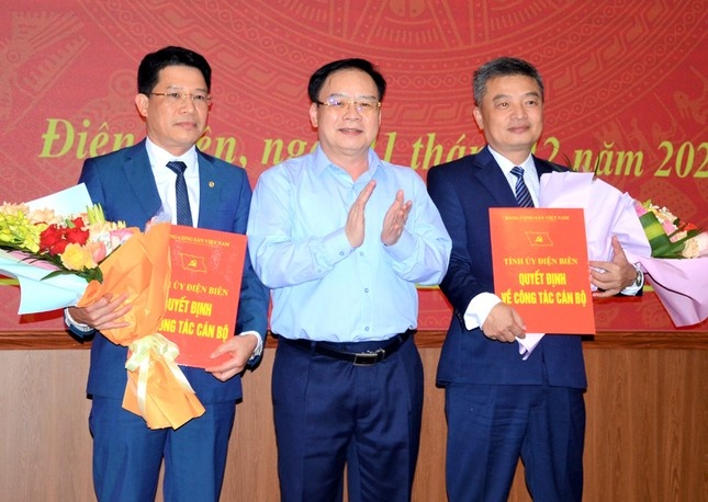 Ban Thuong vu Tinh uy Dien Bien trao quyet dinh ve cong tac can bo hinh anh