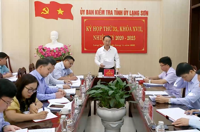 can bo bi ky luat anh 2