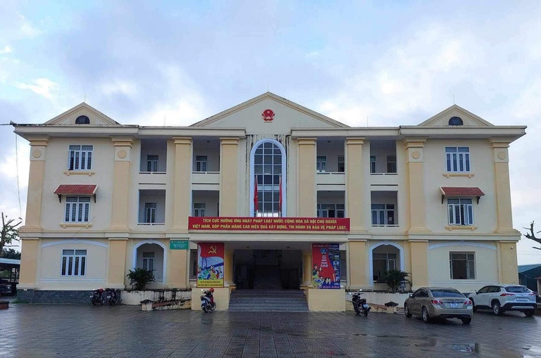 Hang loat quan chuc cap xa o Quang Binh bi ky luat hinh anh