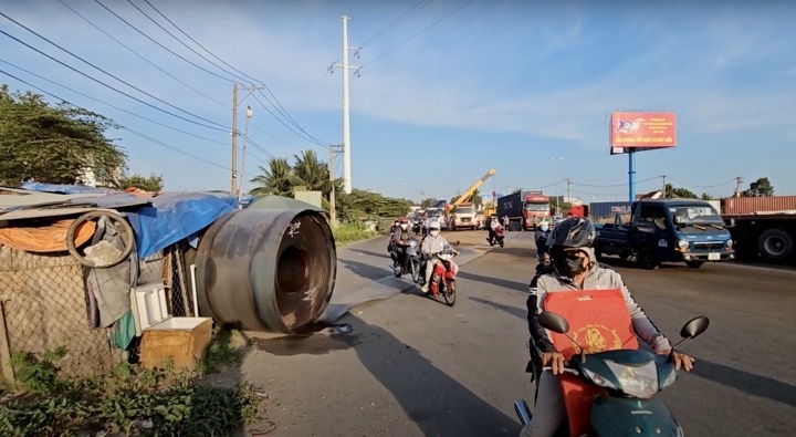 3 cuon sat hang chuc tan vang khoi ro-mooc trung xe container di duong hinh anh