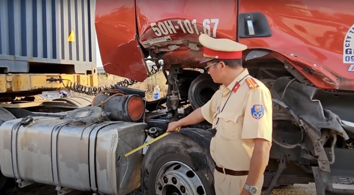 cuon sat roi xuong duong anh 2