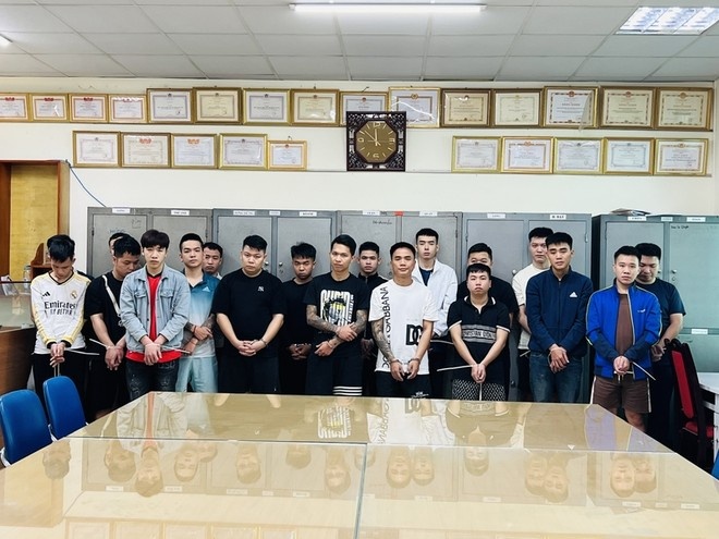 bat nhom tin dung den anh 1