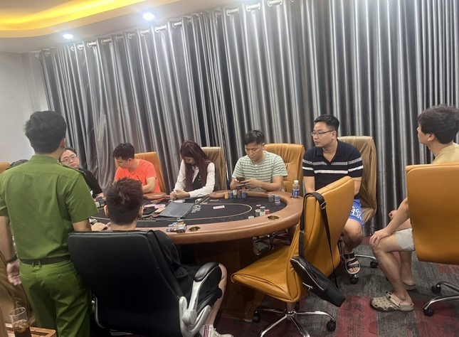 Khoi to them 10 doi tuong vu song bac nup bong CLB Poker tai Ha Noi hinh anh