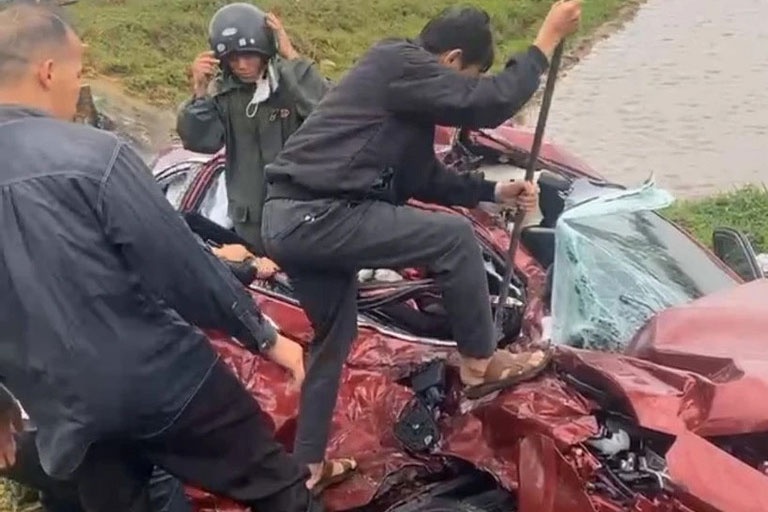 Oto 7 cho va cham xe tai: Cay cua cuu nhieu nguoi, 1 be gai tu vong hinh anh