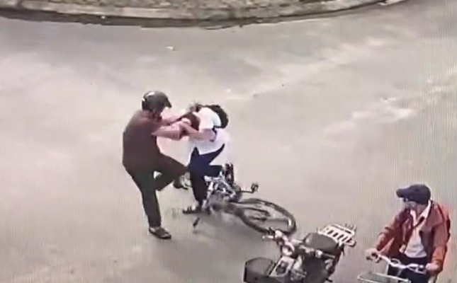 Nam sinh bi danh anh 1