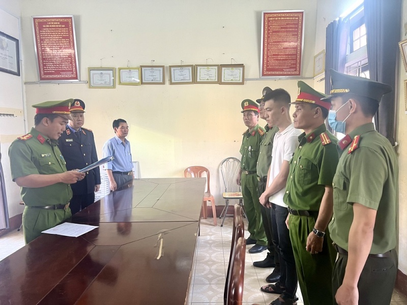 Lua ban MacBook,  The gioi di dong,  FPT anh 2