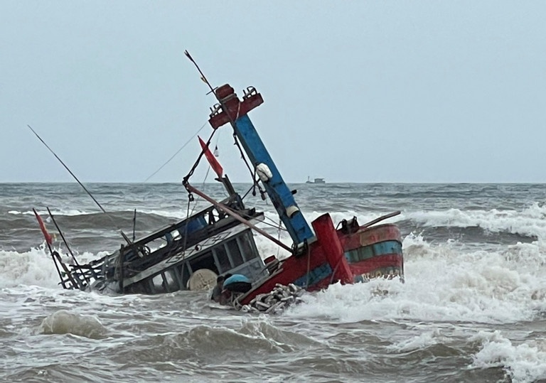 2 thuyen vien mat tich do tau bi song danh chim tren bien hinh anh