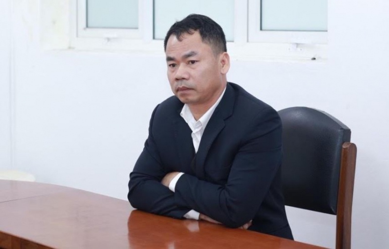 Bat tam giam Chu tich Lien doan Lao dong huyen Lac Son o Hoa Binh hinh anh