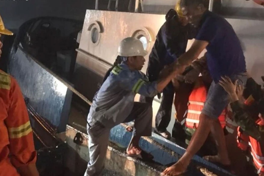 Chim tau tren bien Thua Thien - Hue: Hai thuyen vien mat tich duoc cuu hinh anh