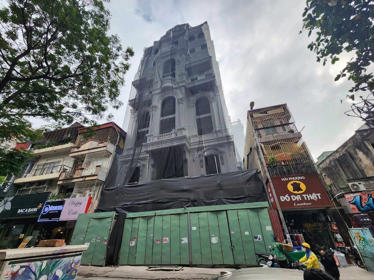 Chu tich quan hua dua 'lau dai' tren pho Doi Can ve dung giay phep hinh anh