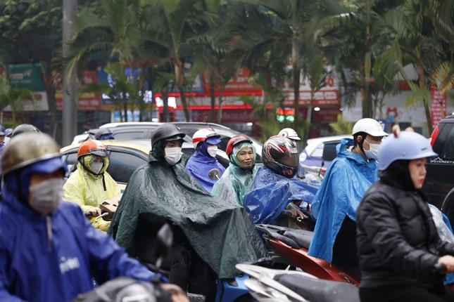 Mien Bac sap chuyen mua nho, mien Trung tiep tuc mua lon hinh anh