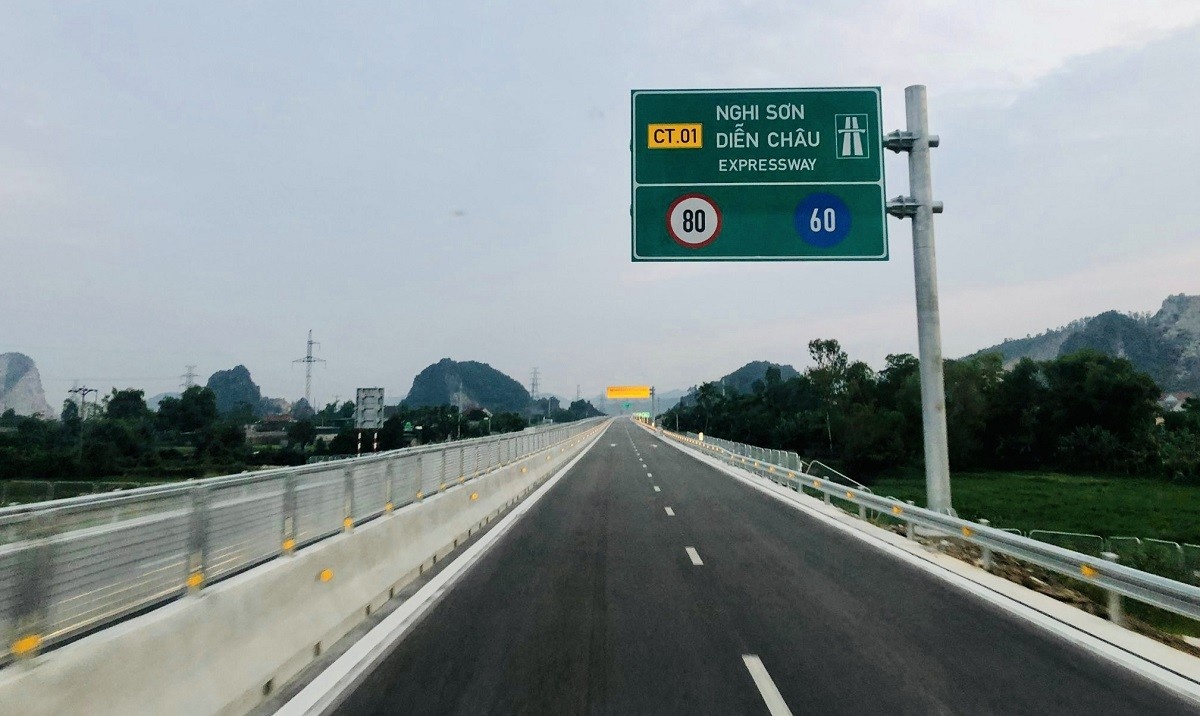 Se nang toc do cao toc 4 lan xe len 90 km/h truoc Tet Nguyen dan 2024 hinh anh