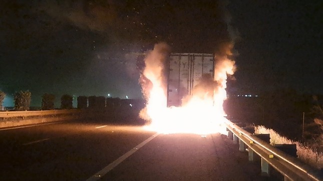 Xe dau keo boc chay kem no lon tren cao toc TP.HCM - Trung Luong hinh anh